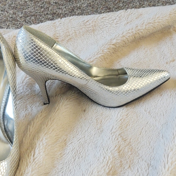 3/$20 Rampage silver pointed heels - Picture 3 of 7